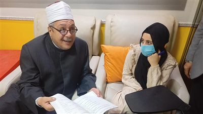 الإمام الأكبر يهدي الطلاب الممتحنين بالشهادة الثانوية الأزهرية بمستشفى 57357 تابلت 