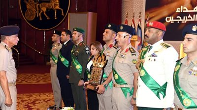 القائد العام للقوات المسلحة يشهد تخرج دورات جديدة من دارسي الأكاديمية العسكرية للدراسات العليا والإستراتيجية 