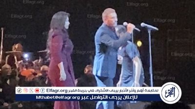 شاب يقتحم ومعجبة تهديه ورد ويطلب من معجبه الزواج.. أبرز مشاهد حفل كاظم الساهر الليلة