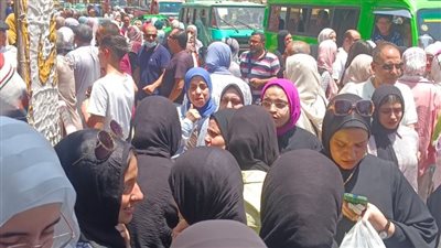 طالب ثانوية عامة يمزق البابل شيت لاستيائه من امتحان الفيزياء بالمنوفية