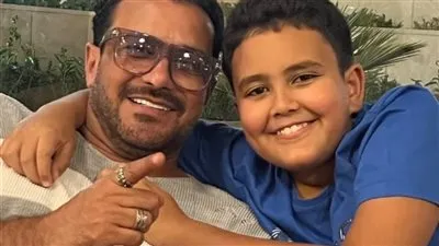 برفقة إبنه.. حمد رجب يفاجئ جمهوره بأحدث ظهور له