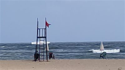 شواطئ الإسكندرية: رفع الرايات الحمراء لتحذير المصطافين