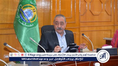 محافظ الإسماعيلية يتابع مناقشة إمكانية نقل المرافق المتعارضة لربط بعض الطرق بالمحافظة