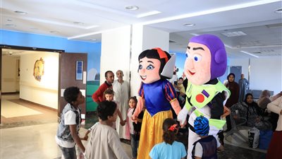 عرائس ديزني يرسمون البهجة على وجوه الأطفال محاربي السرطان بالأقصر (ًصور)