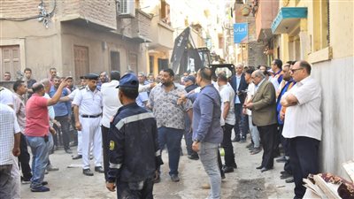 محافظ أسيوط يتابع جهود البحث عن مفقودين أسفل المنزل المنهار بحى شرق