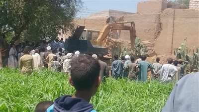 سقط في بيارة صرف صحي، جهود مستمرة لإخراج شاب ملوي من البئر