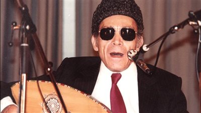 في ذكري ميلاده.. من هو الشيخ إمام الذي فقد بصرة وعزف علي الجيتار