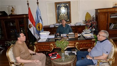 محافظ أسيوط يستعرض عددًا من الملفات الحيوية ومعدلات إنجاز المشروعات التنموية