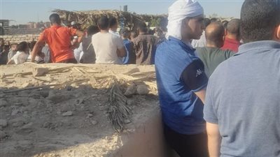أهالي منطقة الوليدية بحي شرق أسيوط يشيعون جنازة سيدة وأختها وأبنائها الأربعة ضحايا العقار المنهار بشارع رياض