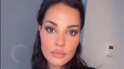 نادين نجيم تضع مكياج مع جمهورها