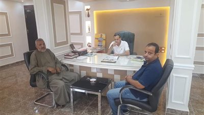  رئيس مدينة الأقصر يناقش مطالب المواطنين مع رؤساء الأحياء