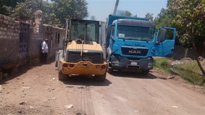 رفع نواتج تطهير الترع والمصارف بقرية العقال البحري بالبداري