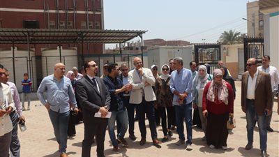 محافظ القليوبية يتفقد مشروعات حياة كريمة ومنطقة الشروق الصناعية 