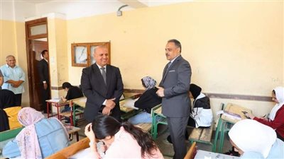 محافظ الشرقية يتفقد لجان امتحانات الثانوية العامة بمدرسة عمر الفاروق الرسمية للغات