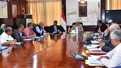 محافظ الأقصر يعقد اجتماعا برؤساء المدن لمناقشة ملفات المشروعات القومية 