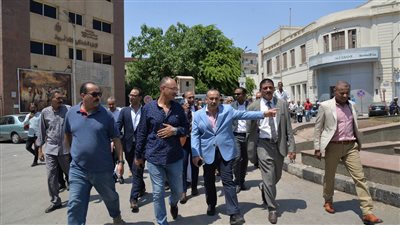 محافظ أسيوط يقود حملة مكبرة لإزالة الإشغالات والتعديات على الطريق العام بحي غرب