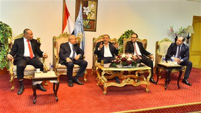 محافظ أسيوط يلتقي أعضاء مجلسي النواب والشيوخ 