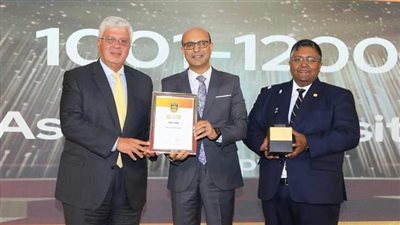 وزير التعليم العالي يكرم رئيس جامعة أسيوط 