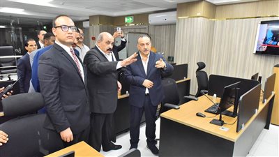 محافظ أسيوط يتفقد مركز الشبكة الوطنية الموحدة للطوارئ والسلامة 