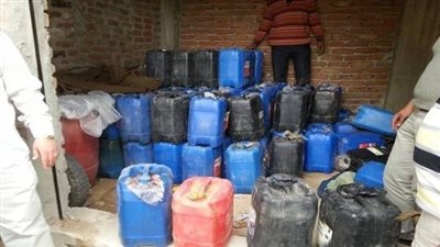 بحوزتهما 2.5 طن.. مباحث تموين الأقصر تضبط تشكيل عصابي لبيع السولار بالسوق السوداء بإسنا