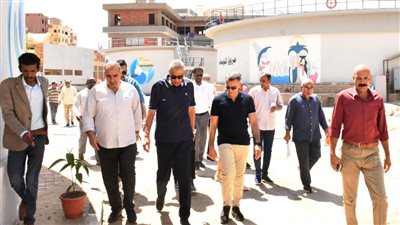 في أولى جولاته الميدانية.. محافظ أسوان يأمر برفع المعاناة عن المواطنين ويتابع مستوى الأداء بمركز خدمة العملاء