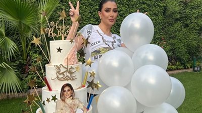 بتورتة من 5 أدوار وبلالين بيضاء.. غادة عبد الرازق تحتفل بعيد ميلادها 