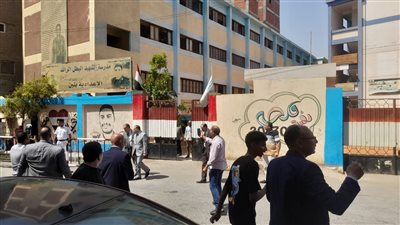 محافظ أسيوط يتفقد لجان امتحانات الثانوية العامة بمدرستي الانتصار الرسمية للغات والشهيد الرائد محمد صلاح بحى غرب