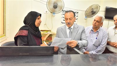 محافظ أسيوط يتفقد سير العمل بمركز خدمة المواطنين النموذجي المطور بحي غرب
