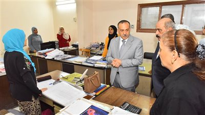 محافظ أسيوط يفاجىء العاملين بالإدارة الهندسية وأملاك الدولة بحي شرق