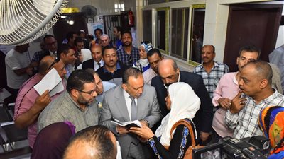 خلال تفقده عيادة التأمين الصحي.. محافظ أسيوط للمواطنين: 