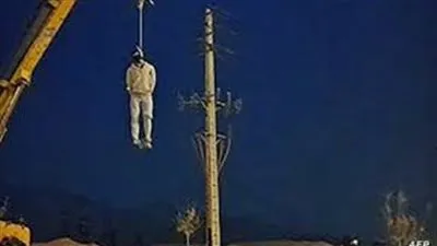 لإرهاب المتظاهرين.. الإعدام على رافعة بناء لإيراني بتهمة الشغب 