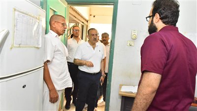 محافظ أسيوط يفاجئ العاملين بوحدة طب الأسرة بقرية علوان