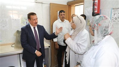 محافظ المنوفية يفاجئ عيادة الجلدية والتناسلية والجزام ويحيل 27 من العاملين للتحقيق 