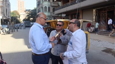 محافظ القليوبية يشرف على إزالة طوابق علوية مخالفة من برج سكني ببنها