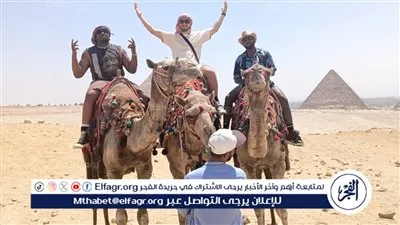 منطقة أهرامات الجيزة تستقبل المغني الأمريكي جيسون ديرولو 