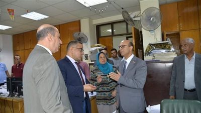 المنشاوي يتفقد سير العمل بالإدارات والوحدات بالمبنى الإداري بجامعة أسيوط