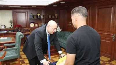 أصطحبه لمكتبه.. محافظ بني سويف يوجه بصرف مساعدات لمواطن من ذوي الهمم