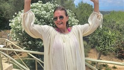 تعرف على سعر إطلالة يسرا في إجازتها بـ إبيزا