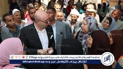 محافظ بني سويف يستمع لمطالب وشكاوى المواطنين خلال جولة ميدانية بالشارع