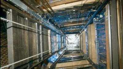 حمولة زائدة.. تفاصيل إصابة 5 أشخاص إثر سقوط مصعد عقار في المريوطية