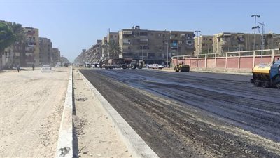 اللواء محب حبشي يهدى درع المحافظة إلى عادل الغضبان تقديرا لمسيرته المهنية