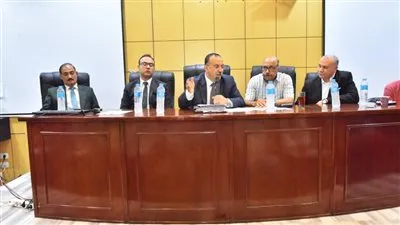 محافظ أسيوط يلتقي قيادات القطاع الصحي ومديري المستشفيات 