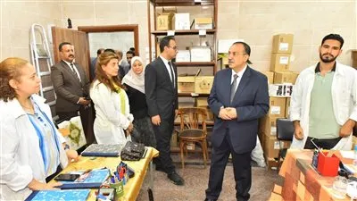 محافظ أسيوط يتفقد المخزن الإقليمي للأدوية وفرع هيئة الدواء للتأكد من توافر الأدوية