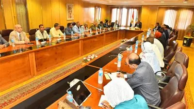 محافظ أسيوط يلتقى أعضاء اللجنة النقابية ومراسلى الصحف بالمحافظة ويؤكد أهمية الإعلام في نشر الوعي ورصد نبض الشارع