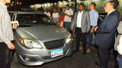 محافظ أسيوط يضبط سيارة ملاكي تقوم بحركات استعراضية على الطريق وتعرض حياة المواطنين للخطر