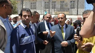 محافظ أسيوط يشارك طلاب الثانوية العامة فرحتهم بانتهاء الامتحانات