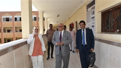 رئيس جامعة الأقصر يتفقد أعمال انطلاق الدورات التدريبية للغات