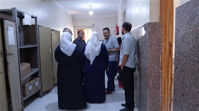 رئيس مدينة دشنا يفاجئ قسم الغسيل الكلوي بالمستشفى المركزي