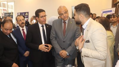 محافظ القليوبية ورئيس جامعة بنها يفتتحان معرض مشروعات التخرج الأول للطلاب 