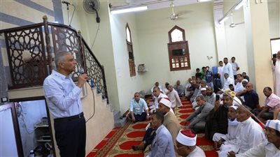 عقب أداؤه لصلاة الجمعة.. محافظ أسوان يستمع لمطالب وإحتياجات أهالى نصر النوبة